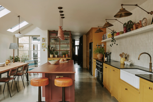 Desain dapur terbuka dengan ruang makan bergaya klasik